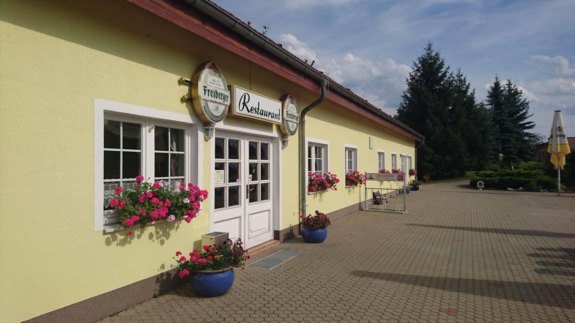 Hotel-Pension Am Muehlberg Luebbenau Exterior photo